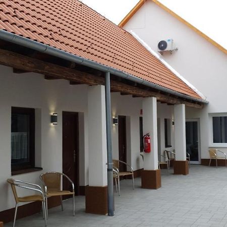Oroszlány Czermann Holiday Inn מראה חיצוני תמונה
