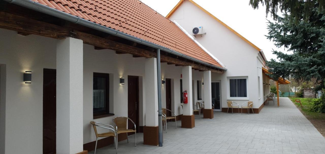 Oroszlány Czermann Holiday Inn מראה חיצוני תמונה