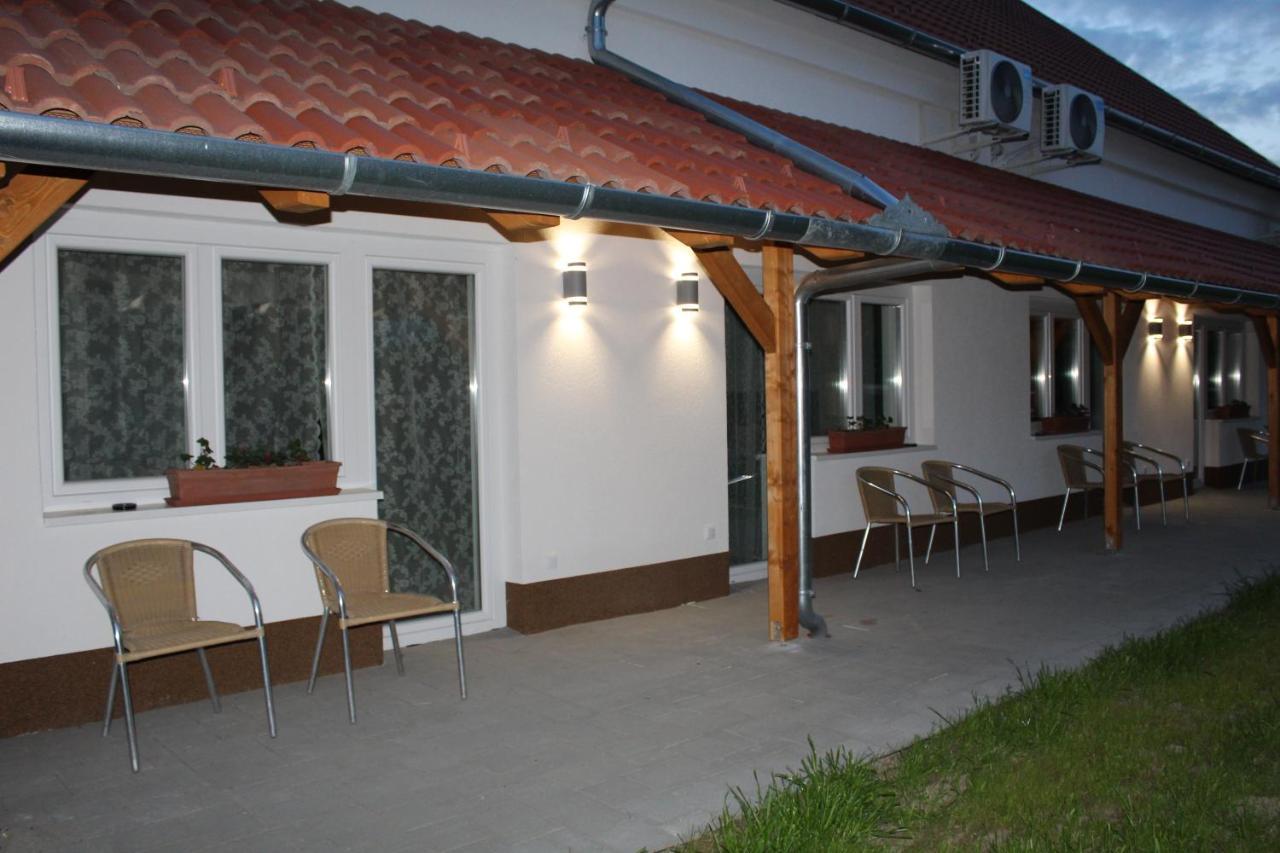 Oroszlány Czermann Holiday Inn מראה חיצוני תמונה