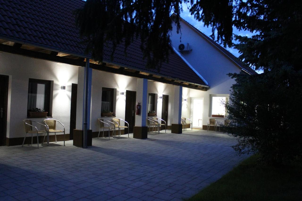 Oroszlány Czermann Holiday Inn מראה חיצוני תמונה