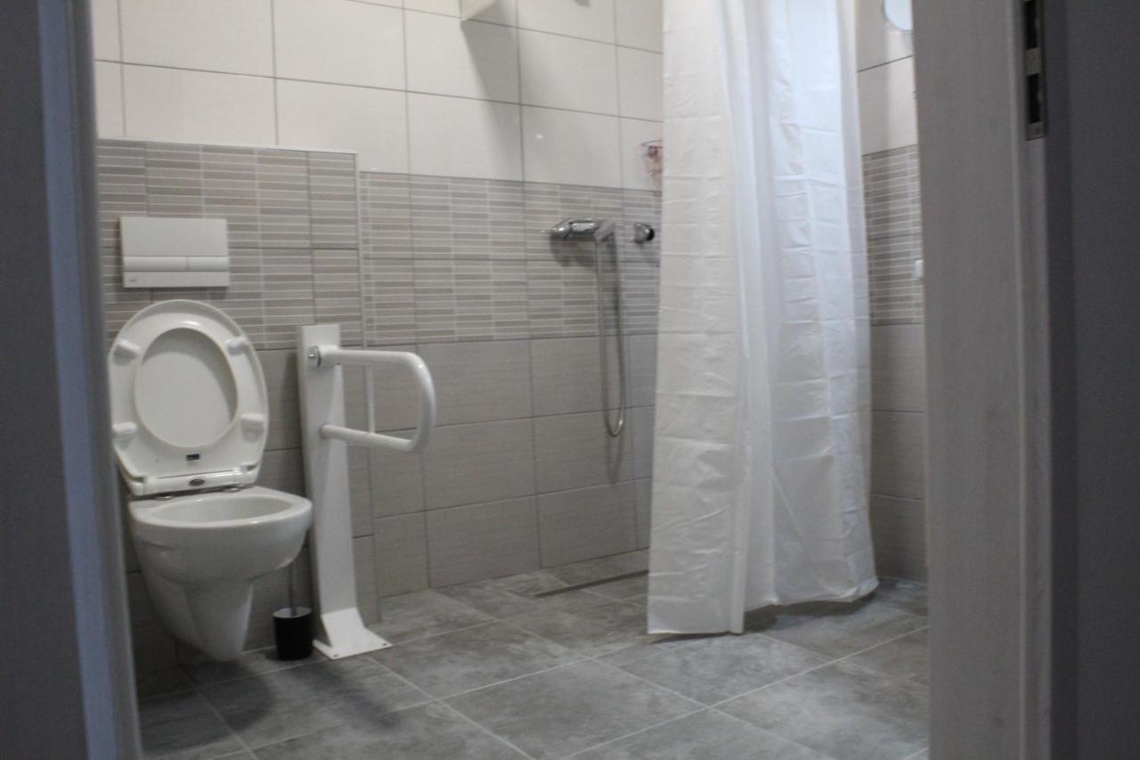 Oroszlány Czermann Holiday Inn מראה חיצוני תמונה
