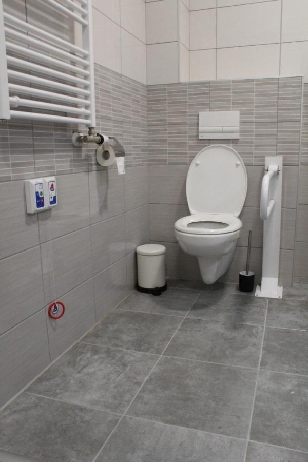 Oroszlány Czermann Holiday Inn מראה חיצוני תמונה