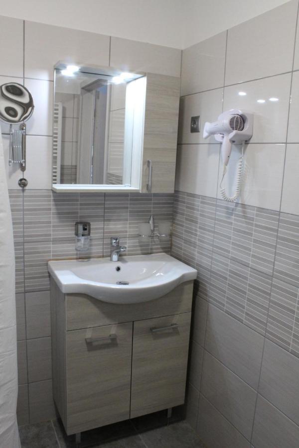Oroszlány Czermann Holiday Inn מראה חיצוני תמונה