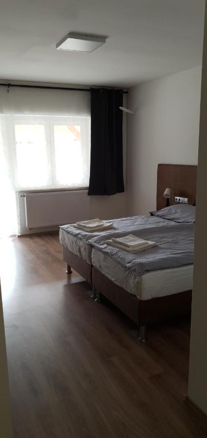 Oroszlány Czermann Holiday Inn מראה חיצוני תמונה