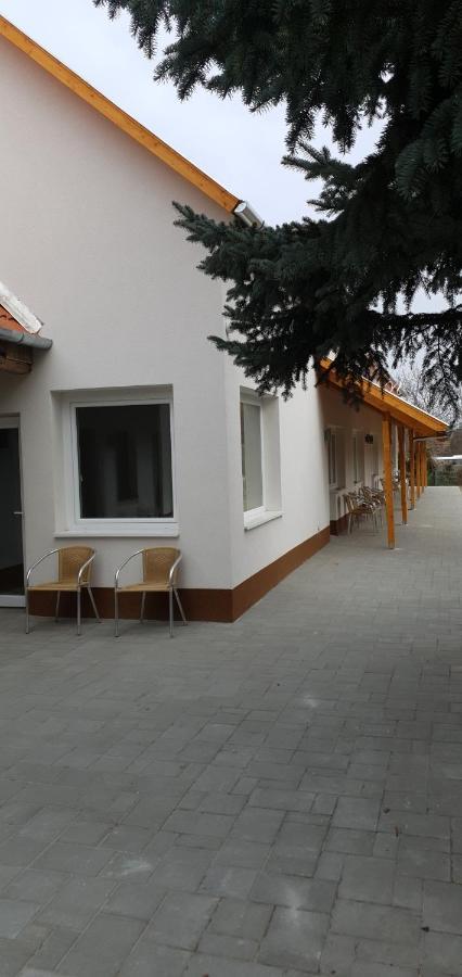 Oroszlány Czermann Holiday Inn מראה חיצוני תמונה