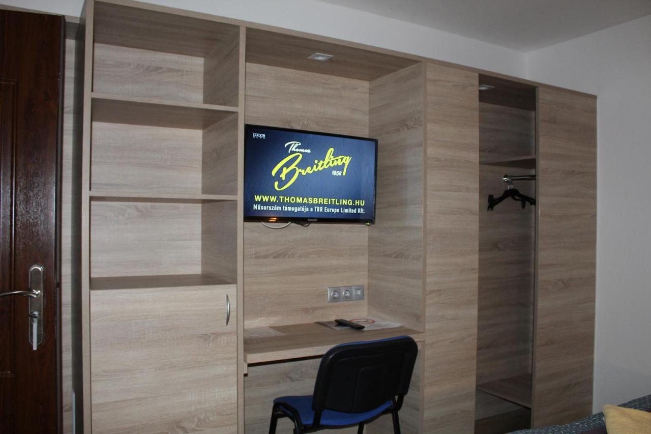 Oroszlány Czermann Holiday Inn מראה חיצוני תמונה