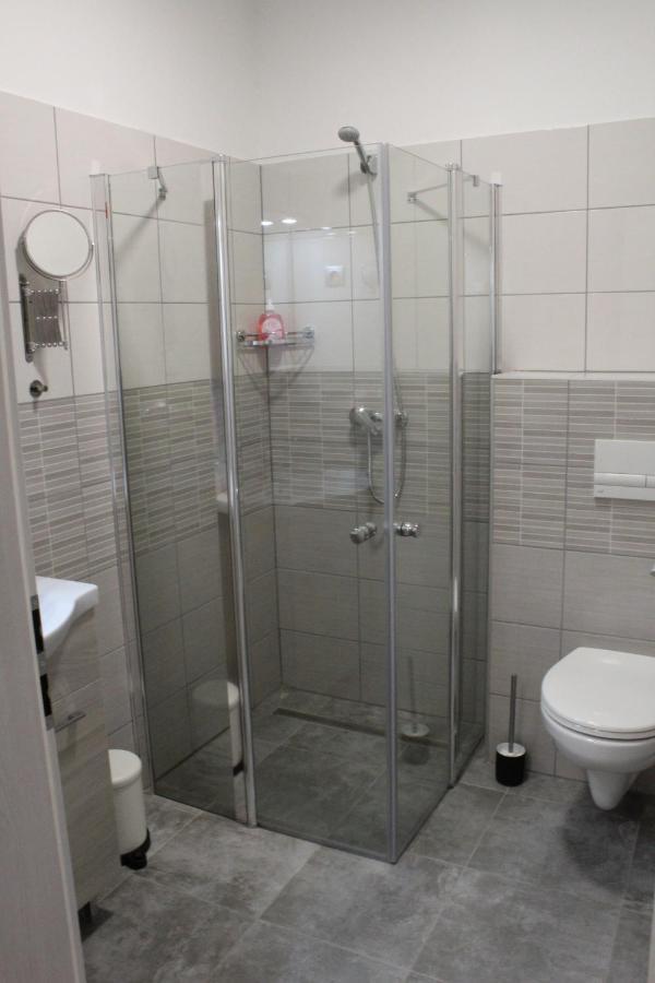 Oroszlány Czermann Holiday Inn מראה חיצוני תמונה