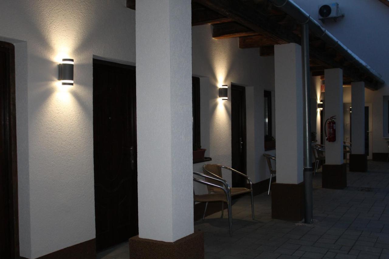 Oroszlány Czermann Holiday Inn מראה חיצוני תמונה