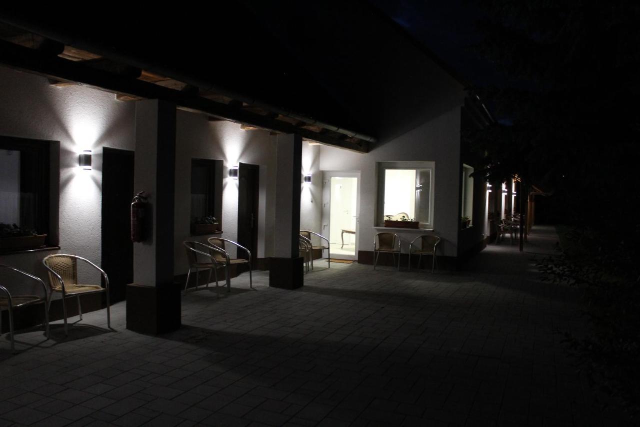 Oroszlány Czermann Holiday Inn מראה חיצוני תמונה