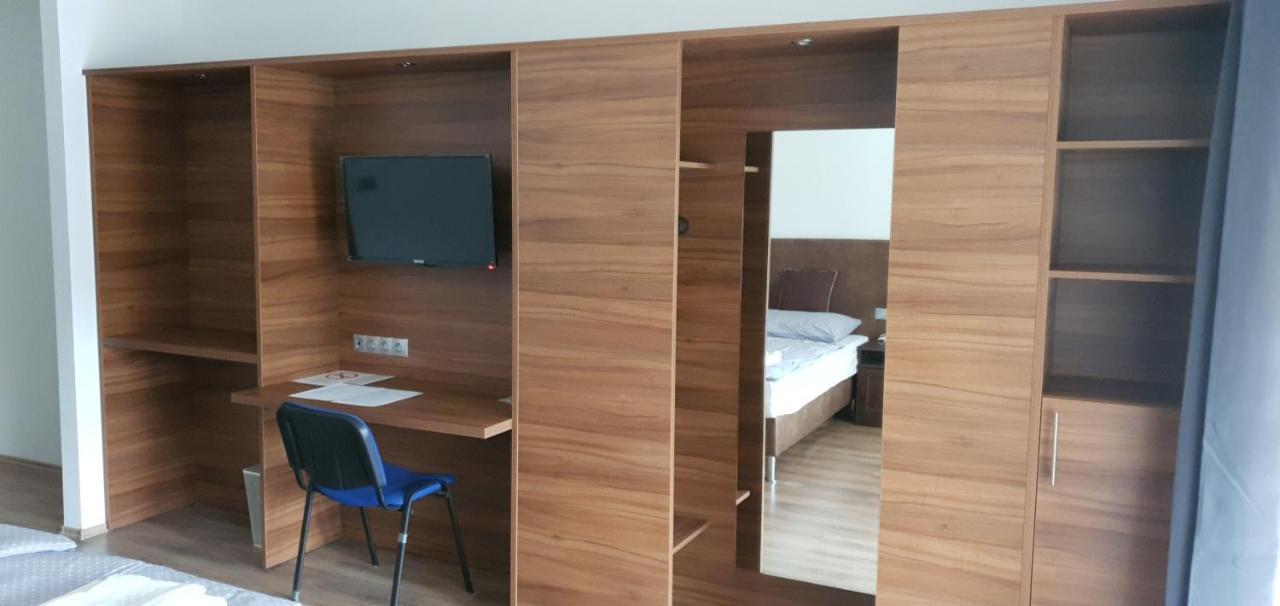 Oroszlány Czermann Holiday Inn מראה חיצוני תמונה